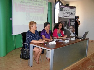 En la imagen de izquierda a derecha, Rosario Ballester, coordinadora onubense del IAM; Soledad Ruiz, directora del IAM, y Lourdes Martín, delegada territorial de Salud y Bienestar Social, durante la inauguración de las jornadas.