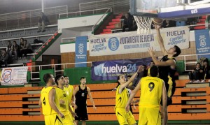 José Carlos Ramos bajo el tablero del equipo palermo.