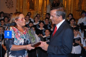 La alcaldesa entregándole el galardón al presidente de la formación. 