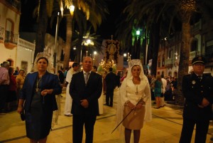 Las autoridades locales durante la procesión.