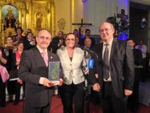 La alcaldesa con el director de la Coral de Faro y el director del Festival.