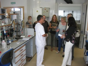 Visita de Carmen Lloret al Laboratorio de Bonares.