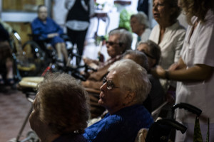 Las ancianas del asilo observando a la Virgen.