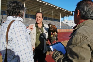 Los jueces dan instrucciones a uno de los candidatos al carné de cetrero.