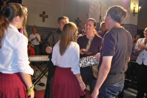 Los padres de Isaac Cueto recogen emocionados el galardón de homenaje.