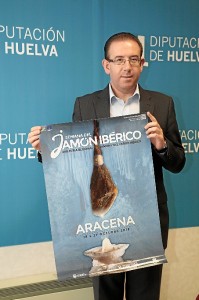 El alcalde de Aracena sostiene el cartel de la XVIII edición de la Feria. / Foto: José Carlos Palma