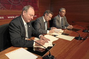 Firman de la renovación del convenio entre la UHU y AIQBE. / Foto: José Carlos Palma