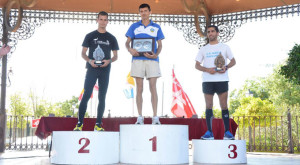 Los tres primeros clasificados de la Media Maratón Cepsa.