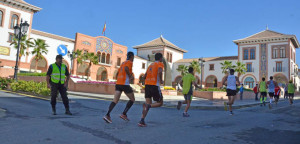 Un momento de la carrera  por las calles de Palos de la Frontera.