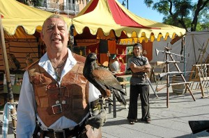 El mercado acogió diversos espectáculos de cetrería.