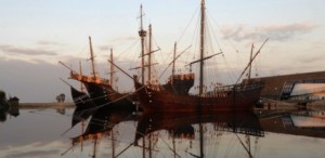 El Muelle de las Carabelas simboliza el papel de Huelva en el Descubrimiento de América.