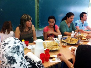 Mª del Carmen Beltrán, junto a algunos alumnos del curso anterior.