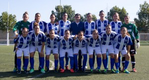 Pablo A. López junto a la plantilla del Fundación Cajasol San Juan antes del partido del pasado domingo contra el Espanyol. / Foto: Juanma Arrazola.