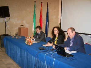 La delegada territorial de Igualdad, Salud y Políticas Sociales, Lourdes Martín, flanqueada -izquierda- por el fiscal delegado de Menores de Huelva, Pedro Díaz, y el jefe del Servicio de Protección de Menores de la delegación, Miguel Calero.