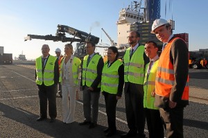 Representantes del Puerto de Huelva, OPDR, Concasa, Bergé, la Diputación de Huelva y de la Alianza Empresarial Hortofrutícola Onubense, en el Puerto de Huelva. 