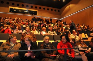 Público en el Teatro municipal Salvador Távora de Almonte.