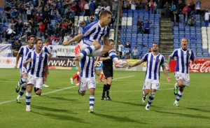 Álvaro Antón celebra exultante el tercer gol, que significó el empate. / Foto; Josele Ruiz.