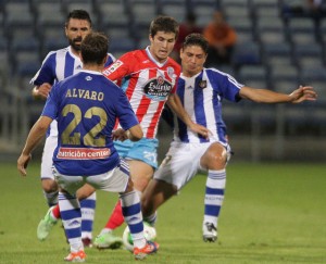 Álvaro Antón y Jesús Vázquez pugnan con Álvaro Peña. / Foto: Josele Ruiz.