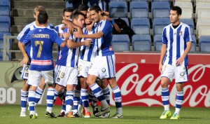 Los jugadores del Recre celebran con Araujo el gol que clasificó al Recre en la Copa. / Foto : Josele Ruiz.