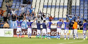 Los jugadores del Recre celebran con los aficionados de la Grada Joven su clasificación copera. / Foto: Josele Ruiz.