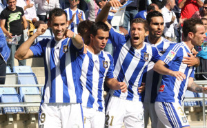 Los jugadores del Recre celebran el primer gol, obra de Linares. / Josele Ruiz.