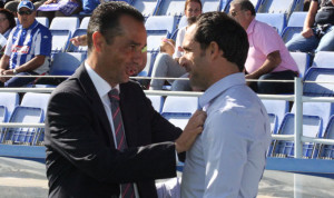 Los técnicos José Luis Oltra y Sergi Barjuan conversan antes del inicio del partido. / Foto: Josele Ruiz.