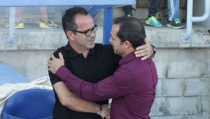 Álvaro Cervera y Sergi Barjuan se saludan antes del inicio del partido. / Foto: Josele Ruiz.