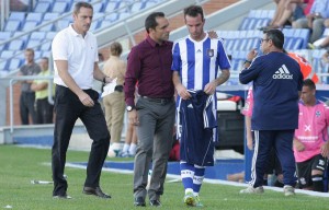 Fernando Vega, junto a Sergi Barjuan, en el momento de retirarse el domingo ante el Tenerife. / Foto: Josele Ruiz.