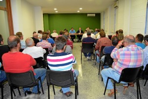 Reunión del alcalde de Almonte con los agricultores de la zona.