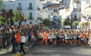 Momento de la salida de la edición del año pasado de la Ruta del Jamón. Foto: aracenanoticias.blogspot.com.