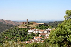 La Mezquita puede divisarse mucho antes de llegar al municipio. 