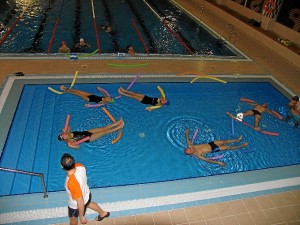 Actividad en la piscina de Almonte.