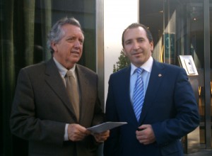 El alcalde de Almonte junto a José Ramón Sánchez.