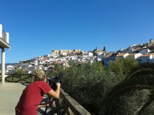 La periodista italiana tomando imágenes en Aroche.