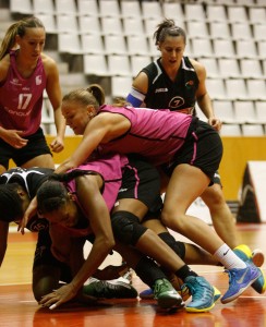 El partido deparó momentos de tensión en los que se peleó con rabia el balón. / Foto: Diari de Girona.