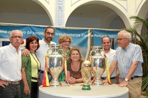 E alcalde con parte de su equipo de gobierno en el Patio del Ayuntamiento con las dos Eurocopas y la Copa del Mundo que ganó España.