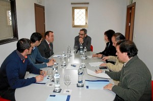 El alcalde de Ayamonte con directores de hoteles.