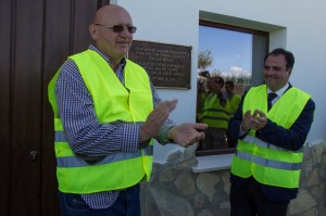 El director general de Mycsa, Olaf Mulder, y el alcalde de  San Juan, tras la inauguración de la placa conmemorativa.