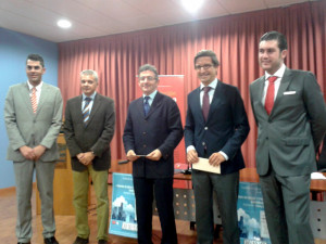 Entrega de los premios a los alumnos agraciados.