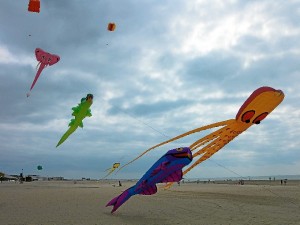 El cielo de la playa, con las cometas. 