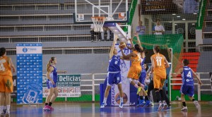 La defensa fue clave en el triunfo conquerista ante el Zamarat. / Foto: Pedro Burgos.