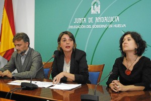 (De izquierda a derecha) El delegado del Gobierno andaluz en Huelva, José Fiscal, la consejera de Vivienda, Elena Cortés, y la delegada de Vivienda en Huelva, María Villaverde.