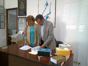 Rocío Muñoz recibe los libros de la Asociación de la Prensa tras la firma del convenio.