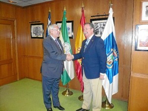 El director de Hipercor en Huelva y el hermano mayor de la Hermandad sellan el convenio.