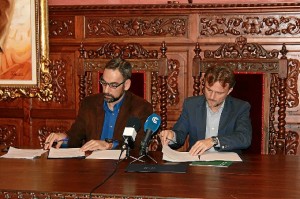 Firma del convenio entre el delegado del Gobierno andaluz y el alcalde de Ayamonte. 