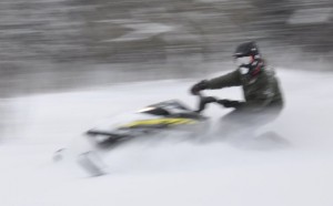 Conduciendo una moto de nieve en Örnsköldsvik.