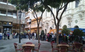 A las 9.00 horas del día 22 la cola de la taquilla del Gran Teatro se extendía calle abajo.