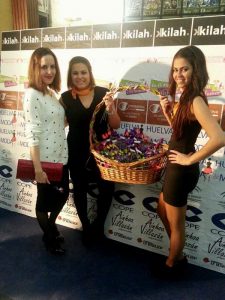 Vanessa Arana junto a la representantes de La Botica de los Perfumes.