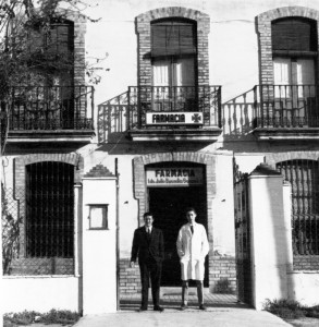 La farmacia de Julio Buendía en la avenida de las Adoratrices (1967). En la puerta de la farmacia Santos y Pepe, dos grandes conocidos por la gente del barrio.