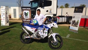 Luis Carlos Calderay, con la moto con la que participará en el Dákar. / Foto: P. G.